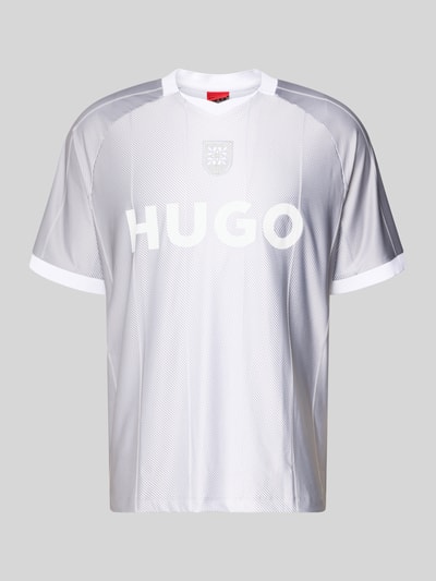 Produktfoto, Regular Fit T-Shirt mit Label Print Modell 'DWILD' von HUGO, Herren T-Shirt mit Optik:Allover-Muster, Muster:Gestreift, Passform:Regular-Fit, Applikation:Label-Print, Logo-Patch, Ausschnitt:V-Ausschnitt, Ärmelform:Kurzarm, Ärmelabschluss:Gerippt, weiße und graue Streifen, glatte Textur.