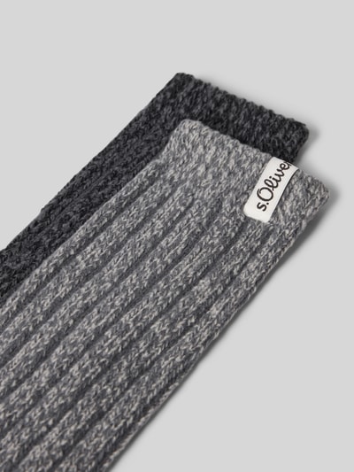 Produktfoto, Socken mit Logo-Detail im 2er-Pack von s.Oliver RED LABEL, strukturierte Oberfläche in Grau und Schwarz auf hellem Hintergrund