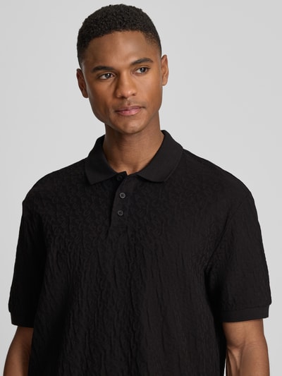Mannelijk model draagt Regular Fit poloshirt met structuurpatroon van ARMANI EXCHANGE, puur katoen, knoopsluiting, ruglengte maat M 68 cm, nahaufnahme bovenlichaam.