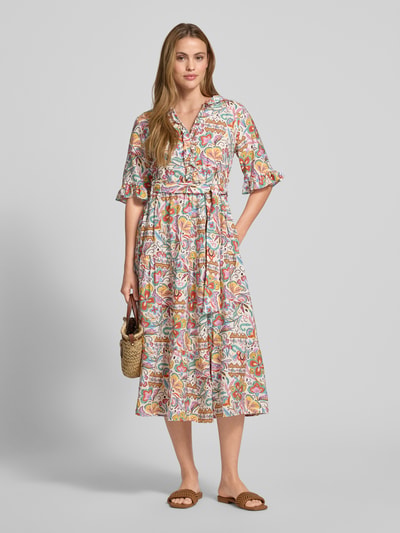 Frauenmodel trägt Midikleid aus Viskose-Mix mit Bindegürtel von Christian Berg Woman, buntes gemustertes Design, Taillierter Schnitt, Umlegekragen, V-Ausschnitt, Rüschenärmel, Rückenlänge bei Größe 36: 124 cm, Brustweite 30 cm, Ärmellänge 34 cm, Ganzkörperansicht von vorne.