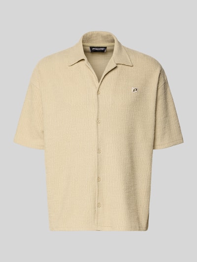 Produktfoto, Regular Fit Freizeithemd mit Label-Patch Modell 'LIBCO' von Pegador in Beige, strukturierter Material-Mix mit Knopfleiste und Reverskragen