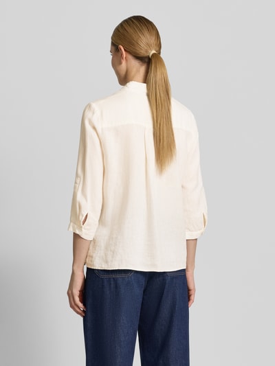 Männermodel trägt Relaxed Fit Leinenbluse mit 3/4-Arm Modell 'Clay' von TONI, jasnobeżowa, czysty len, kołnierz koszulowy, ukryta listwa guzikowa, długość tyłu 63 cm w rozmiarze 36, długość rękawa 36 cm, tekstura gładka, swobodny fason, widok całej sylwetki z tyłu