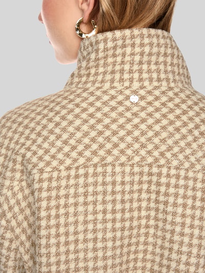Vrouwenmodel draagt Jacke im Allover-Look mit Pattentaschen van Marc Cain, katoenmix met viscose, regular fit, opstaande kraag, detailopname rug, ruglengte maat 36: 59 cm, borstwijdte maat 36: 49 cm, mouwlengte maat 36: 45 cm