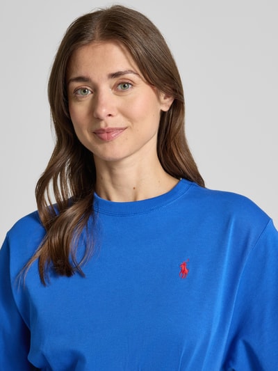 Kobiece model prezentuje Leicht ausgestelltes Sweatkleid aus reiner Baumwolle od Polo Ralph Lauren, melanż, krótki rękaw, wyhaftowane logo, okrągły dekolt, długość mini, dzianina dresowa, widok na górną część ciała z przodu.
