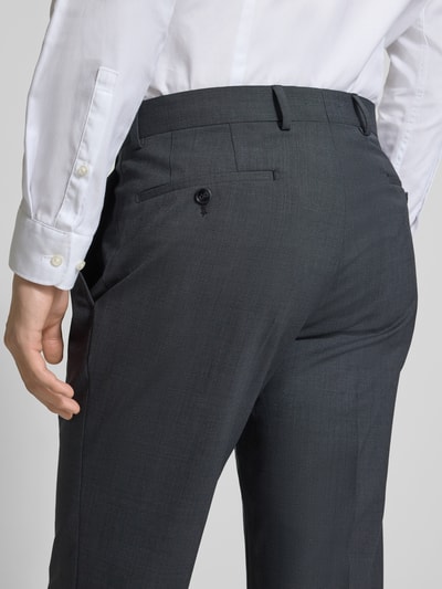 Mężczyzna nosi Regular Fit Anzughose mit Bügelfalten von HECHTER PARIS, ciemnoszary materiał z domieszką wełny, kieszenie z przodu, szerokość w rozmiarze 50: 44 cm, długość wewnętrzna: 82 cm, widok z tyłu, zbliżenie na dolną część pleców.