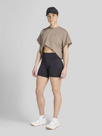 adidas Training t-shirt sportowy o luźnym kroju z mieszanki bawełny Szarobrązowy 4