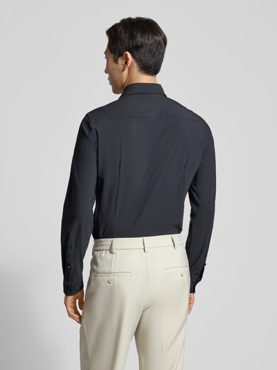 Männermodel trägt Slim Fit Business-Hemd mit Kentkragen von JOOP! Collection, Schwarz, Material-Mix, Rückansicht, Ganzkörperansicht Rückansicht.