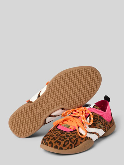 Produktfoto, bunter Sneaker mit Schnürung Modell 'Biscottie' von Steve Madden, Abgerundete-Spitze, Gummisohle, Absatzhöhe: 3 cm, Schafthöhe: 5 cm, Schaftweite: 11 cm, Damen Sneaker, auffälliges Leopardmuster, orangene und pinke Details