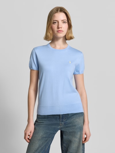 Frauenmodel trägt Regular Fit Strickpullover aus Baumwoll-Mix von Polo Ralph Lauren, Optik: Unifarben, Logo-Stitching, Rundhals, Kurzarm, Feinstrick, Ganzkörperansicht von vorne.