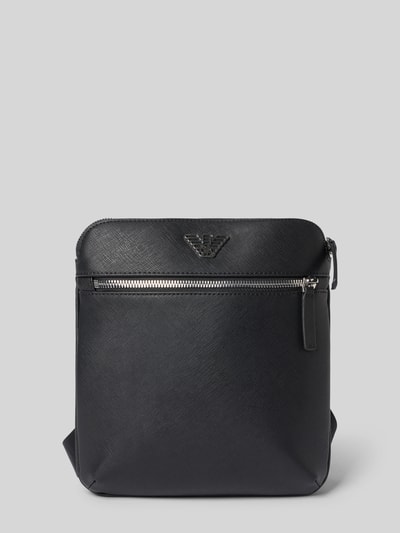 Produktfoto, Umhängetasche mit Logo-Applikation in Leder-Optik von Emporio Armani, schwarz, silberner Reißverschluss, strukturierte Oberfläche. Hauptfach mit Reißverschluss, verstellbarer Schulterriemen, Maße 21x22x4 cm, Länge Schulterriemen 108 cm.