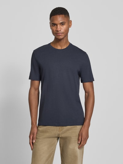 Mannelijk model draagt t-shirt met geribde ronde hals Model 'Olaf' van Tiger Of Sweden in katoenmix, recht model, ruglengte maat M 67 cm. Ganzkörperansicht von vorne