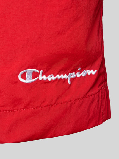 Produktfoto, rote Badehose mit weißem Label-Stitching von CHAMPION, strukturierte Oberfläche, Regular-Fit, elastischer Bund, Tunnelzug