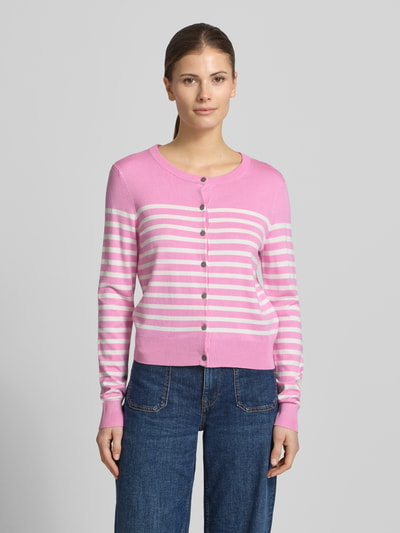 Frauenmodel trägt Strickjacke aus Viskose-Mix mit Streifenmuster von Christian Berg Woman in Rosa und Weiß, Regular Fit, Ganzkörperansicht von vorne.