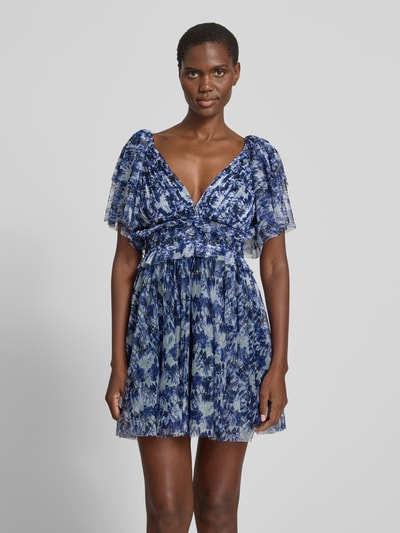 Frauenmodel trägt Cocktailkleid aus Mesh mit V-Ausschnitt von LACE & BEADS, taillierter Schnitt, Minikleid, Allover-Look in Blau, Ganzkörperansicht von vorne.
