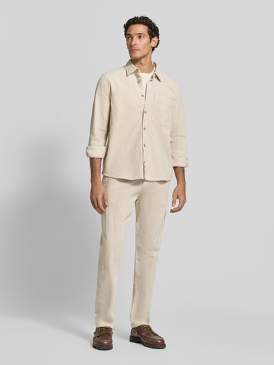 Männermodel trägt Comfort Fit Hemdjacke aus Baumwoll-Mix von s.Oliver RED LABEL in Beige mit sichtbarer Struktur, Ganzkörperansicht von vorne.