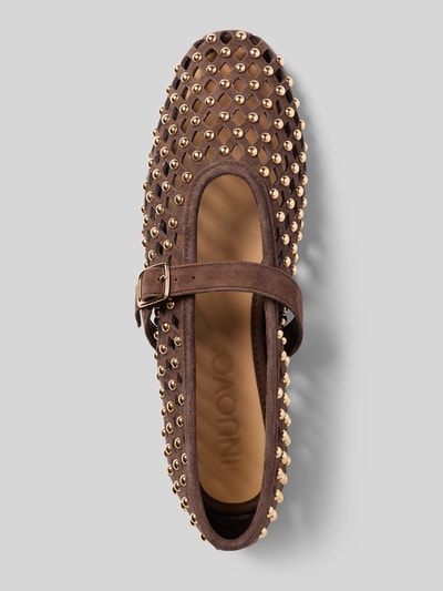 Produktfoto, Ballerinas aus echtem Leder Nietenbesatz von INUOVO in Braun mit Nietenbesatz, semitransparentem Design, glatter Sohle, abgerundeter Passform, Absatzhöhe 1 cm bei Größe 40.
