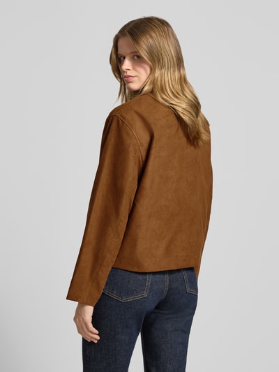 Männermodel trägt Regular Fit Blousonjacke in Veloursleder-Optik von Review, brązowy kolor, prosta forma, tekstura zamszowa, krój regular fit, kołnierz klasyczny, naszywane kieszenie, zapięcie na guziki, długość tyłu w rozmiarze S: 58 cm, szerokość ramion: 39 cm, szerokość klatki piersiowej: 53 cm, długość rękawa: 58 cm, zdjęcie całej sylwetki z tyłu