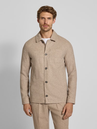 Męski model nosi Regular Fit Jacke mit Woll-Anteil von Lindbergh, jasnobeżowy kolor, elastyczna mieszanka materiałów z dodatkiem wełny, wykładany kołnierz, listwa guzikowa, kieszeń na piersi, długość tyłu w rozmiarze M: 72 cm, Ganzkörperansicht von vorne.