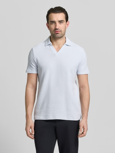 Męski model nosi Regular Fit Poloshirt aus Baumwoll-Mix od MCNEAL, jasny bawełniano-elastanowy wafel-piké, krótki rękaw, krój regular fit, całkowity przód, długość pleców w rozmiarze M: 69 cm.