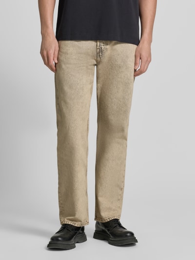 Mężczyzna nosi Regular Fit Jeans im 5-Pocket-Design Modell 'Type 2' od Wood Wood, beżowy odcień, bawełniany materiał, Szerokość w rozmiarze 32/32: 45 cm, długość nogawki 78 cm, całkowity widok z przodu.