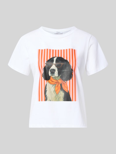 Produktfoto, t-shirt z nadrukiem z motywem Model 'Do44g' od ZABAIONE, mieszanka bawełny i elastanu, krój regular fit, damski t-shirt, okrągły dekolt, długość tyłu w rozmiarze S: 59 cm, biały kolor, kontrastowe pomarańczowe i czerwone paski, imitacja miękkiej struktury materiału, motyw psa w okularach i z pomarańczową chustką