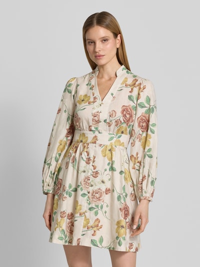 Frauenmodel trägt Minikleid aus Leinen mit Knopfleiste und Serafino-Kragen von Jake*s Collection, florales Muster, A-Linie, Ballonärmel, Ganzkörperansicht von vorne.