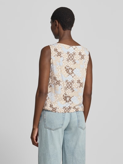 Männermodel trägt Regular Fit Blusentop aus Viskose-Mix von s.Oliver RED LABEL, Muster in Beige und Hellblau, Ganzkörperansicht Rückansicht