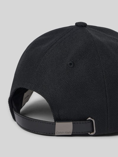 Produktfoto, Größenverstellbare Cap mit Logo von CK Calvin Klein in Schwarz, verstärkter Schirm, Logo, Größenverstellbar, strukturierte Oberfläche