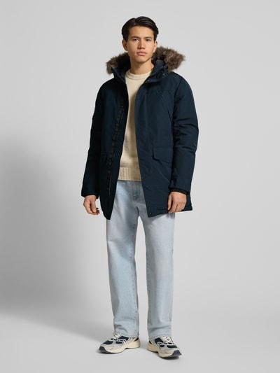 Mannelijk model draagt Regular Fit Parka met klepzakken model 'Everest' van Superdry, donkerblauw, capuchon met imitatiebont, geheel beeld van voren.