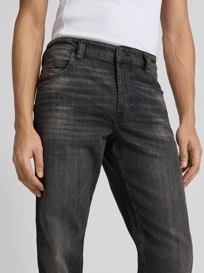 Männermodel trägt Jeans mit 5-Pocket-Design von Diesel im Baumwoll-Elasthan-Mix, Gerader-Schnitt, Label-Detail, Nahaufnahme Oberkörper.