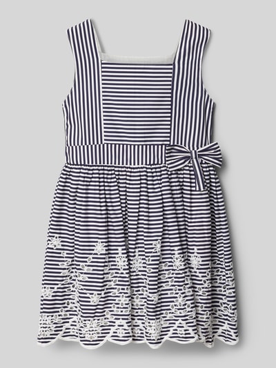 Produktfoto, Regular Fit Kleid mit floralem Stitching von DANAMADE aus Reine Baumwolle mit Lochmuster, Ärmelloses-Design, Zierschleife, Rückenlänge bei Größe 116: 62 cm, gestreift in Dunkelblau und Weiß, strukturierte Stoffoberfläche.