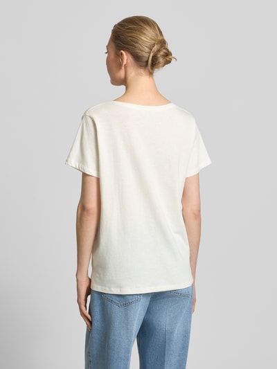 Frauenmodel trägt Damen T-Shirt mit Motiv-Print und V-Ausschnitt von Milano Italy aus Baumwoll-Leinen-Mix im Relaxed-Fit, Rückenlänge 60 cm, Ganzkörperansicht Rückansicht.