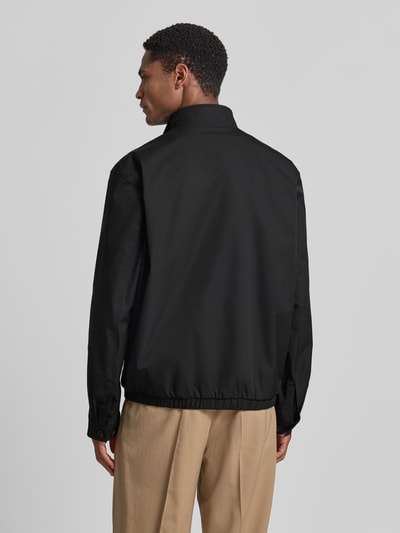 Männermodel trägt zwarte regular fit blouson met gestikt logo, Regular Fit Blouson mit Logo-Stitching Modell 'H-CARVO' van BOSS, heren, Ganzkörperansicht Rückansicht.