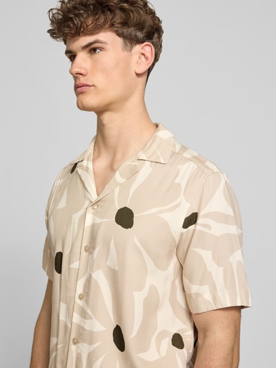 Męski model nosi Regular Fit Freizeithemd aus reiner Viskose Modell 'DASH' von Only & Sons, efekt: wzór na całej powierzchni, kołnierzyk koszulowy, listwa guzikowa na całej długości, krótki rękaw, splot twill, materiał: czysta wiskoza, kwiatowy wzór na całej powierzchni, pas na plecach, zapięcie na guziki, Ganzkörperansicht z przodu