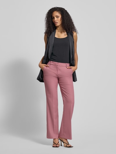 Frauenmodel trägt Weste mit Schalkragen Modell 'So44firiaa' von ZABAIONE in Schwarz, Regular-Fit, Pattentaschen, Ganzkörperansicht von vorne, Rückenlänge bei Größe S: 72 cm, Schulterbreite: 34 cm, Brustweite: 47 cm.