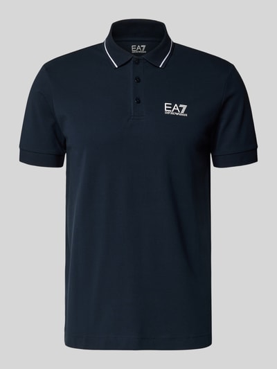 Produktfoto, Regular Fit Poloshirt mit Logo-Print von EA7 Emporio Armani, mieszanka bawełny, krój regular fit, nadruk z logo, kołnierzyk polo, krótki rękaw, elastyczne zakończenia rękawów, długość tyłu w rozmiarze M: 70 cm, kolor ciemnogranatowy, gładka faktura