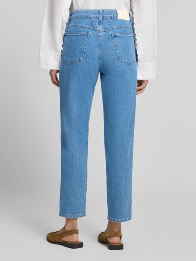 Frauenmodel trägt Straight Fit Jeans aus Baumwoll-Mix in verkürzter Passform von Closed, jasnoniebieski kolor, naszywka z logo, wpuszczane i tylne kieszenie, zapięcie na guzik i zamek błyskawiczny, mieszanka bawełny, szerokość w rozmiarze 27/32: 37 cm, długość wewnętrzna nogawki: 70 cm, Ganzkörperansicht Rückansicht.