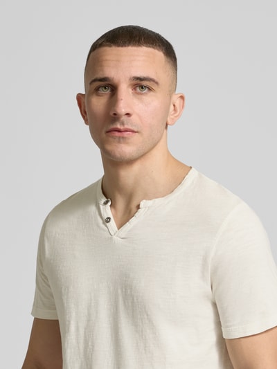 Männermodel trägt t-shirt uit puur katoen recht model model 'SPLIT' van Jack & Jones, v-hals met knoopsluiting, ruglengte maat M 67 cm, nahaufnahme bovenlichaam.