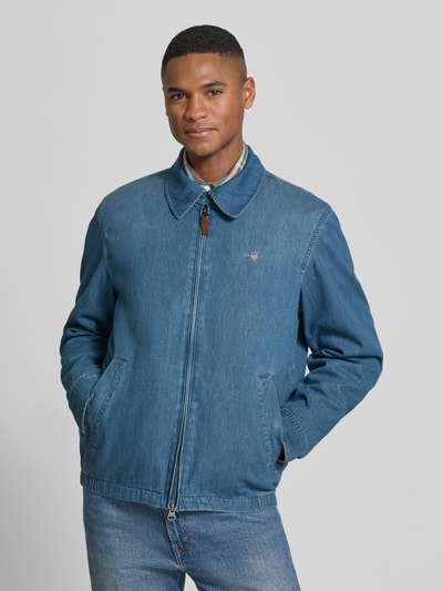 Männermodel trägt Jacke im Denim-Look mit Zweiwege-Reißverschluss von Gant, reine Baumwolle, Regular-Fit, Eingrifftaschen, Label-Stitching, Umlegekragen, Jeans-Optik, Ganzkörperansicht von vorne.