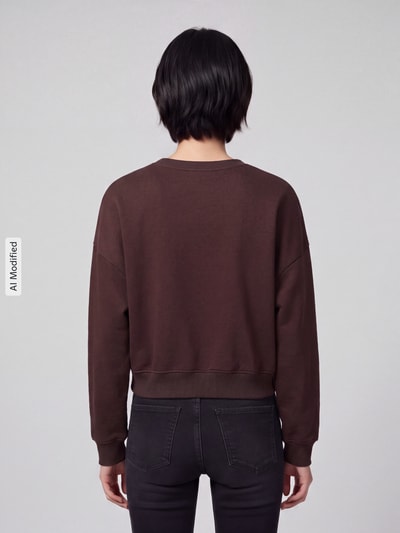 Männermodel trägt Loose Fit Sweatshirt aus mieszanka bawełny model 'SWEAT' von ONLY w kolorze brązowym, jednolita faktura, Ganzkörperansicht Rückansicht, KI-modifiziertes Bild, sweter damski od ONLY
