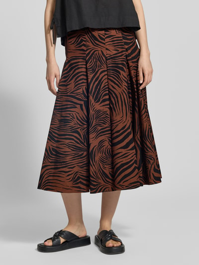 Frauenmodel trägt ausgestellten Midi-Rock aus reiner Baumwolle Modell 'PANTEON' von Max Mara mit Optik:Allover-Muster, Ganzkörperansicht von vorne.