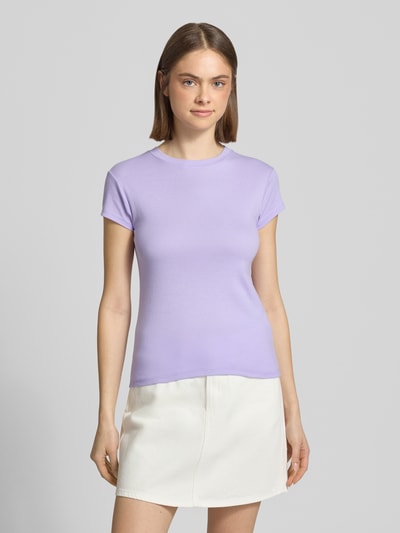 Vrouwenmodel draagt T-Shirt met Rundhalsausschnitt Modell 'EVERYDAY' van Topshop, katoenmix, slim fit, lila, vooraanzicht bovenlichaam