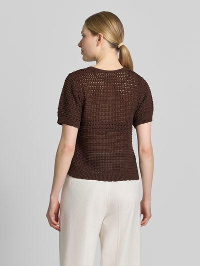 Frauenmodel trägt Cardigan mit Knopfleiste Modell 'Tota' von FREE/QUENT, brauner Grobstrick, Baumwoll-Mix, Rückansicht, Ganzkörperansicht Rückansicht.