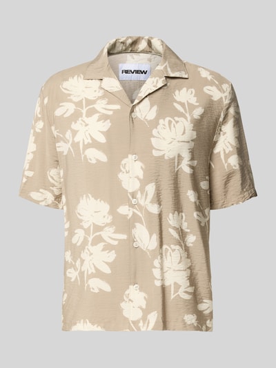 Produktfoto, Regular Fit Freizeithemd aus Viskose-Mix von REVIEW in Beige mit cremefarbenem Blumenmuster, Reverskragen, 1/2-Arm, strukturierte Oberfläche.