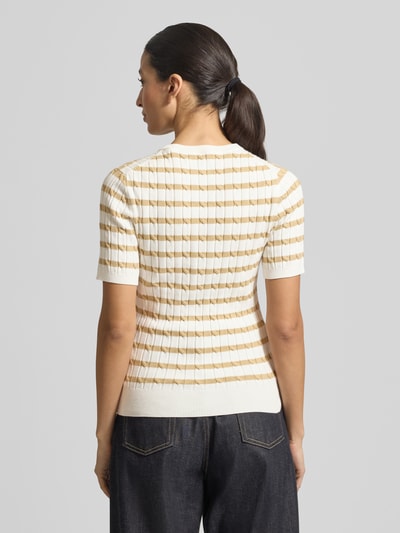 Frauenmodel trägt Strickshirt mit Rundhalsausschnitt und Label-Stitching von Gant, Ripp-Optik, beige-weiß gestreift, Ganzkörperansicht Rückansicht