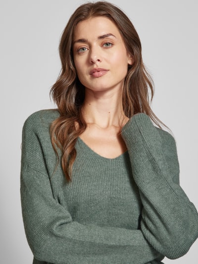 Vero Moda Sweter z dzianiny o kroju regular fit z dekoltem w serek model ‘CREWLEFILE’ Trzcinowy 3