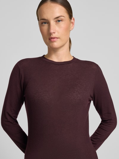 Frauenmodel trägt Longsleeve aus Lyocell-Mix mit Rundhalsausschnitt von windsor., Damen, Slim Fit, Label-Detail, Rückenlänge 63 cm, Nahaufnahme Oberkörper