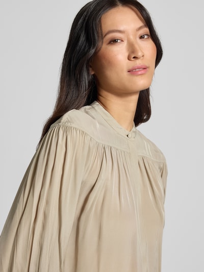 Frauenmodel trägt Regular Fit Langarmbluse aus reiner Viskose Modell 'C_Bethena' von BOSS Orange in Beige, leichte Stoffstruktur, Nahaufnahme Oberkörper.