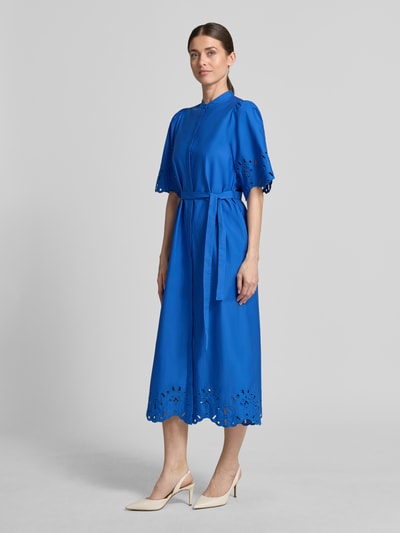 Frauenmodel trägt Hemdblusenkleid mit Bindegürtel Modell 'Marika' von GUIDO MARIA KRETSCHMER WOMAN in Blau mit Lochstickerei, Reine Baumwolle, A-Linie, Midikleid, Ganzkörperansicht von vorne.