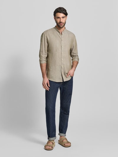 Männermodel trägt Regular Fit Freizeithemd im langärmeligen Design von Emporio Armani in Beige mit Stehkragen, Ganzkörperansicht von vorne.